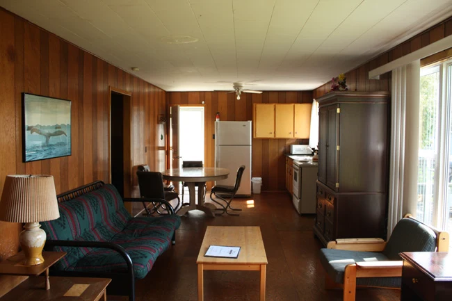 Pigeon-Lake-Resort-Cottage-eighteen-thumbnail-livingroom